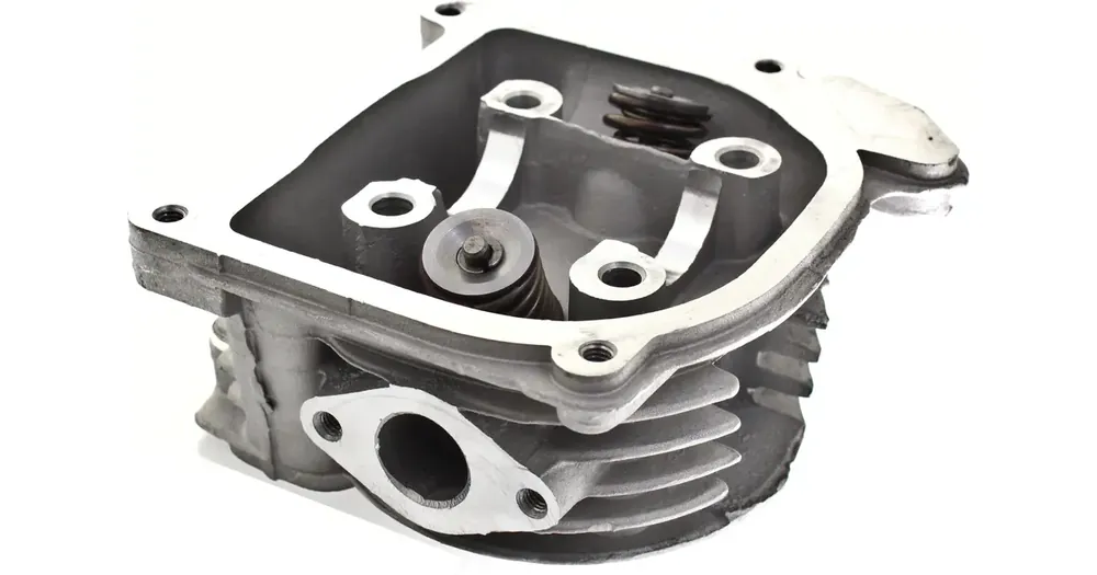 Suoraan Valmistajalta Sylinterikansi, täydellinen, 39.00mm, 50cc, ilman EGR ää, pitkät venttiilit, 139QMB 50 4T AC